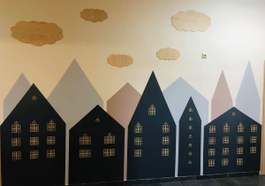 kolorowe domki na ścianie w holu przedszkola-parter